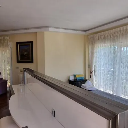 Reina Villa